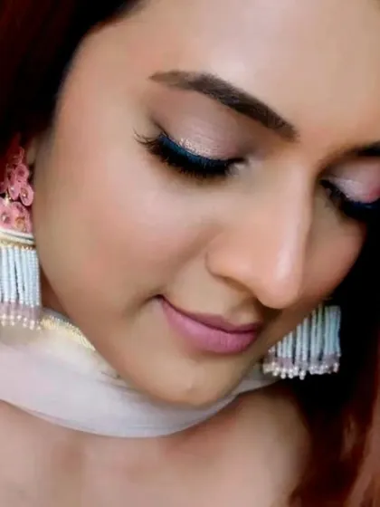 A close-up on the eye makeup for this fresh, daytime look. A hint of shimmer on the lids and a pop of blue liner adds a playful touch.