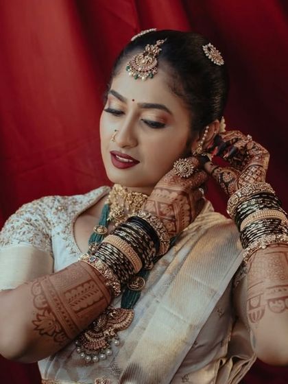 Shilpa looking gorgeous with her henna. The dark stain of the mehendi beautifully complements her traditional white and gold saree.