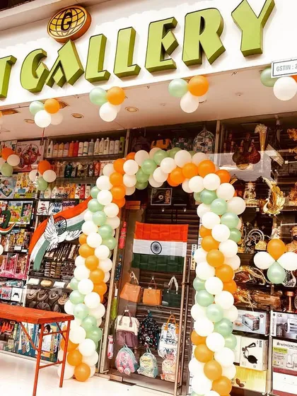 An Independence Day balloon arch for a 'Gift Gallery' shop. The tricolor theme and festive arch help attract footfall and create a celebratory atmosphere for customers.