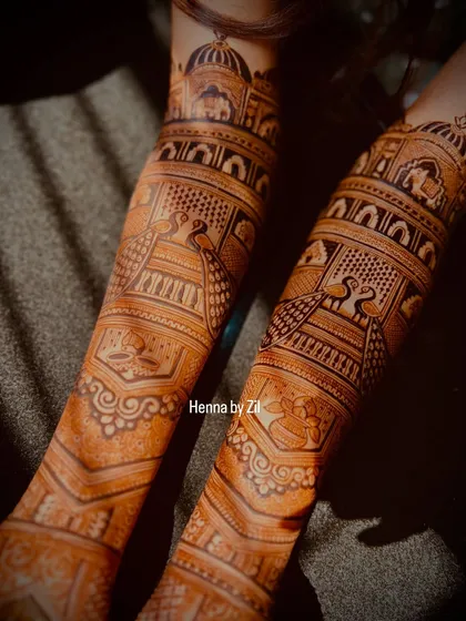 This design features bands of peacocks and elephants, with Raja-Rani portraits on the palms, combining multiple traditional elements into one cohesive piece.