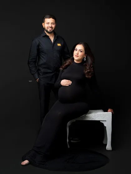 A classic portrait of the couple, with the mamma-to-be seated. They look so elegant and happy.