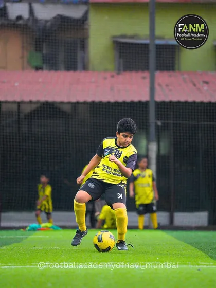 A player executes a quick turn to evade a defender, a key skill for any attacker.