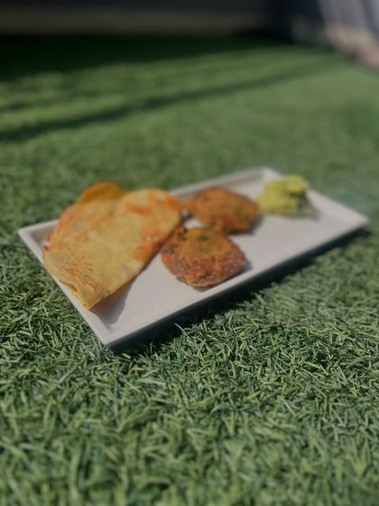 A look at a protein-rich breakfast perfect for sawan or any time of year. This plate features mushroom kababs, a quinoa moong dal chilla, and a creamy avocado dip.