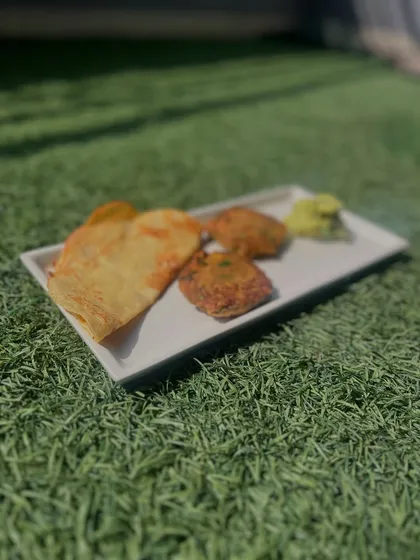 A look at a protein-rich breakfast perfect for sawan or any time of year. This plate features mushroom kababs, a quinoa moong dal chilla, and a creamy avocado dip.