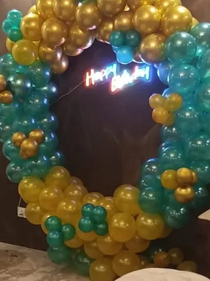 Another view of the eye-catching gold and green balloon ring. This color combination is unique and creates a very festive and cheerful vibe.