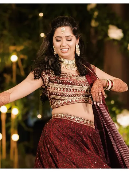 Akshaya dazzles on the dance floor at her sangeet. Her bold statement eye makeup and glowing skin were perfect for an evening filled with music and fun.