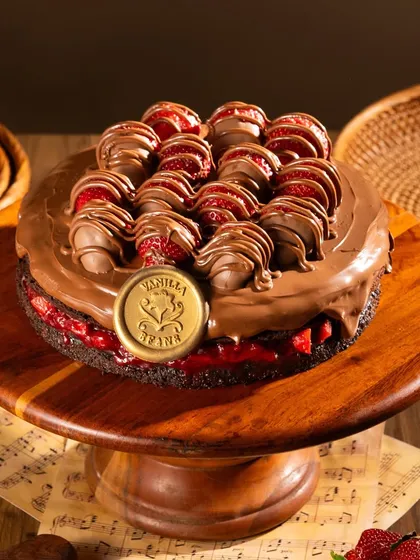 The wait is over, our signature Nutella Strawberry cake is back. We use handpicked strawberries to make our tangy-sweet compote, which we layer between moist chocolate sponge and generous Nutella.