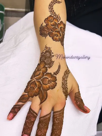 This design features large, shaded flowers that trail across the back of the hand. It's a classic Arabic bail design, perfect for guests at a wedding or for any celebration.