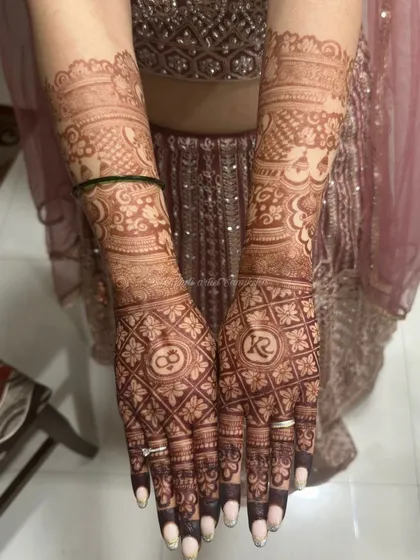 Stain alert! The deep color on this engagement mehendi makes the grid pattern and initials stand out perfectly.