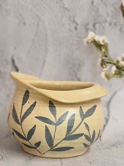 An elegant ceramic flower vase to make your flowers shine even brighter. This vase, with its stylish shape and hand-painted design, fits all decor styles.