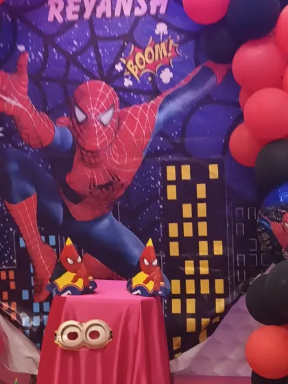 A detailed view of the Spiderman backdrop, featuring the hero in action.