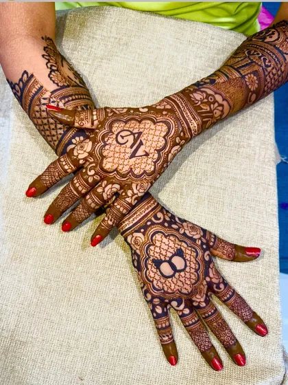 I can customize any design with your initials. Here, I've woven the letters 'V' and 'Z' into a traditional jaali pattern, making it a unique piece of art for the client.