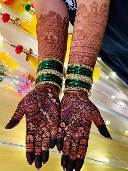The rich stain of this bridal design, complete with traditional motifs, is ready for the wedding festivities.