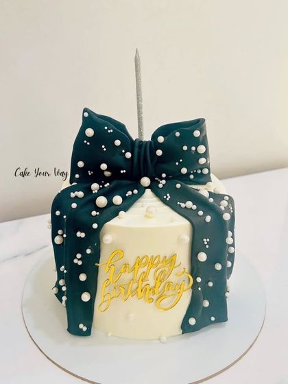 Tied up in style and sprinkled with sweetness. An elegant cake with a dark green fondant bow and edible pearls.