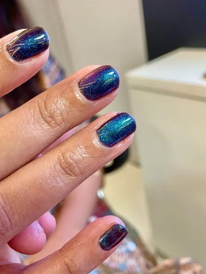 Another beautiful example of the 9D cat-eye effect. The deep, multi-tonal shimmer gives these short nails a mysterious and glamorous look.