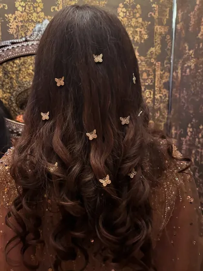 Another take on the butterfly trend, this time with delicate golden butterflies scattered through soft curls. It’s a simple way to add a magical touch to an open hairstyle.