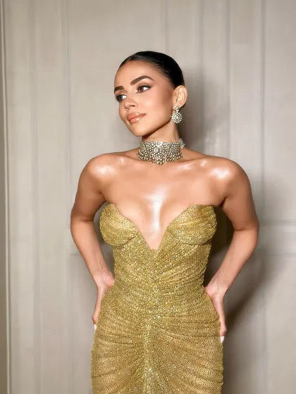 A candid moment of Komal in her golden gown. The makeup looks flawless even in motion.