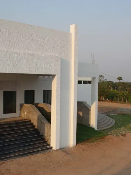 Harmony is achieved here through the cohesive use of white plaster, stone, and a simple, strong form.
