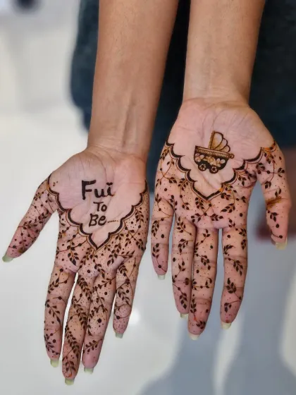 A sweet and simple minimalist design for a baby shower. One hand features the words 'Fui To Be' (Aunty-to-be) and the other has a cute baby stroller, connected by delicate leafy vines.