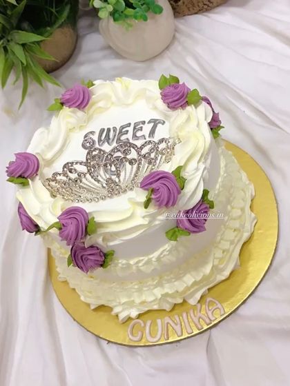 Another angle of the royal vintage cake, perfect for a princess-themed party.