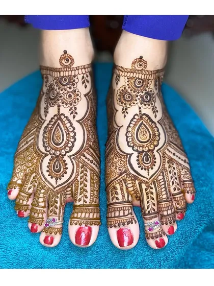 A classic foot mehandi design with paisley motifs and detailed floral patterns, perfect for any festive occasion.