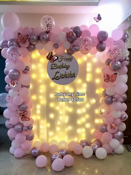 This small butterfly-themed decoration is perfect for intimate home celebrations. The fairy light curtain creates a warm and inviting photo background.