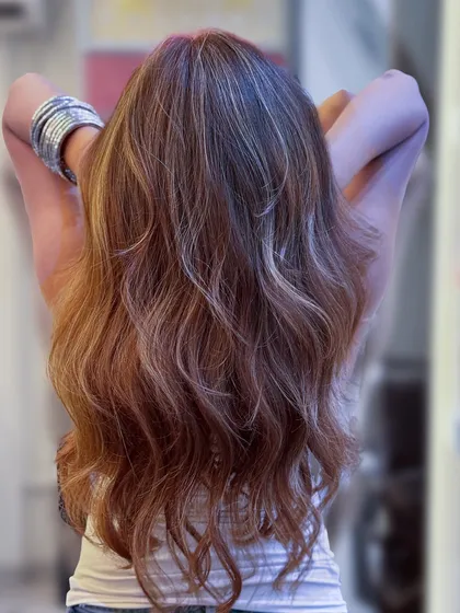 Bold, balanced, and vibrant. This hair color combines different shades of blonde and brown for a high-impact look.