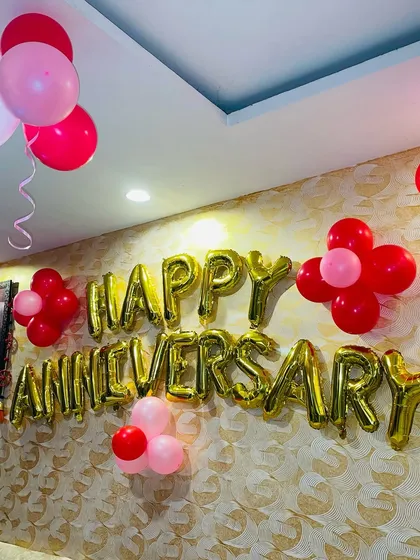 Simple yet beautiful anniversary wall decor. "HAPPY ANNIVERSARY" foil balloons are accented with small balloon clusters in red and pink for a touch of celebration.