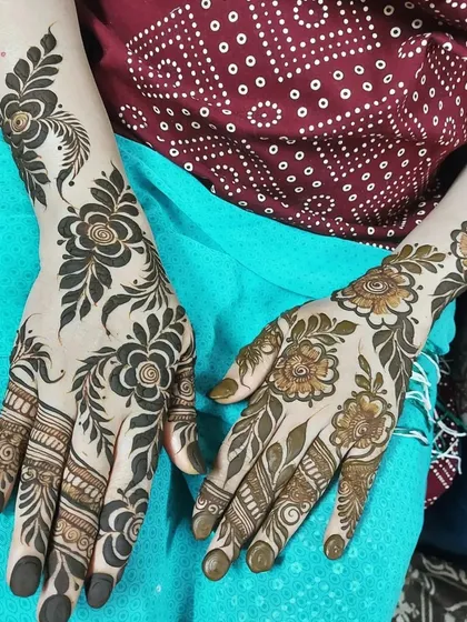 A two-tone effect created by applying henna at different times. This bold Arabic floral design looks stunning with both fresh and developing stain.