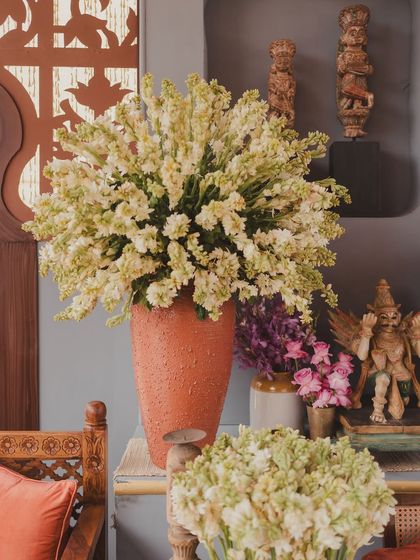 A large terracotta vase filled with fragrant tuberoses, adding a beautiful sensory element to the Mehendi.