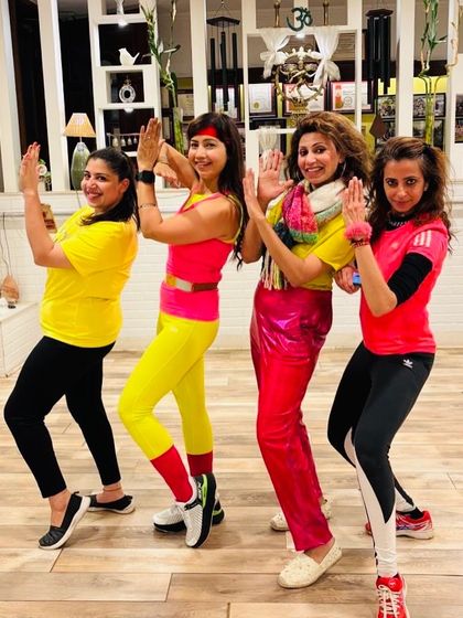 Striking a pose with some of the amazing women from our 80s workshop. We moved, we grooved, and we celebrated fitness together in the most colorful way possible.