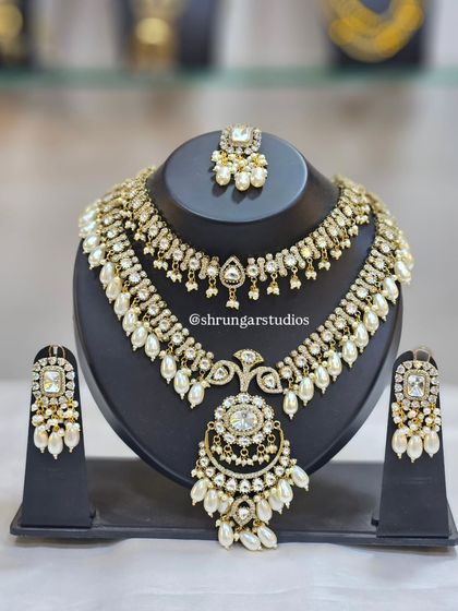 Unique caption for media id 102 describing the specific jewellery and look.