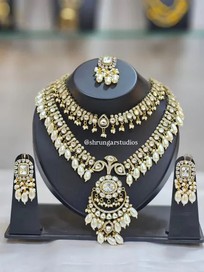 Unique caption for media id 102 describing the specific jewellery and look.