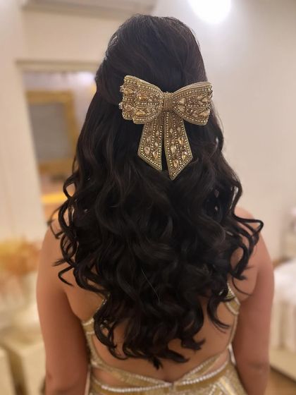 A big, bold, beautiful bow. This embellished hair accessory is the perfect statement piece for a glamorous hairstyle with soft waves.