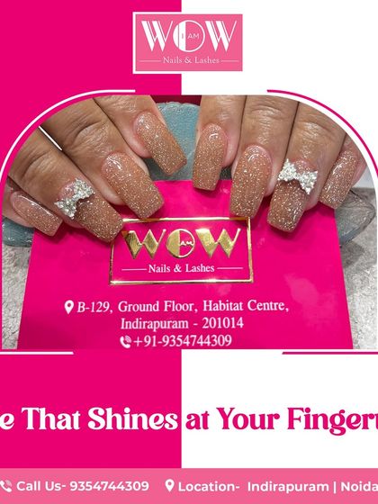 These long, square extensions are all about the glam. Featuring a sparkling brown glitter base and accented with 3D rhinestone bows, this look is perfect for a special occasion.