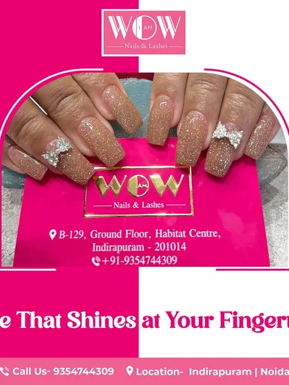 These long, square extensions are all about the glam. Featuring a sparkling brown glitter base and accented with 3D rhinestone bows, this look is perfect for a special occasion.
