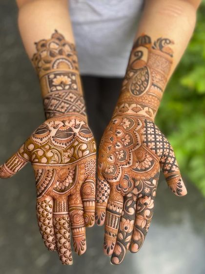 This design combines a peacock on the arm with a mix of floral and geometric patterns on the palm, creating a unique and personalized bridal look.