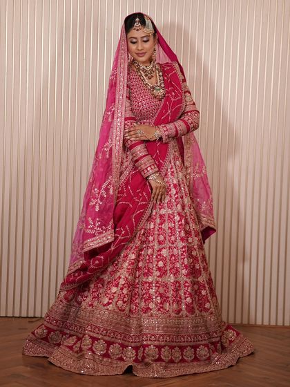 A complete bridal look featuring a heavy, gold-plated Kundan necklace, haath phool, and maang tikka, all available for rent.