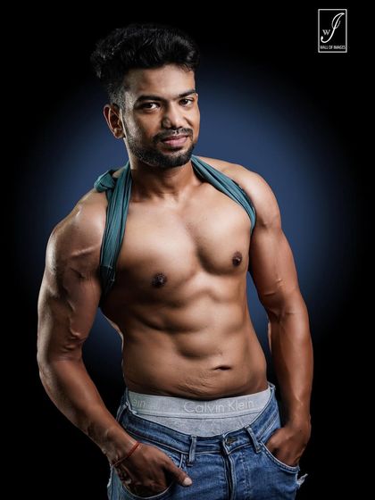 A friendly and approachable look that still showcases an impressive physique. This style is great for fitness coaches or influencers who want to appear both aspirational and relatable.