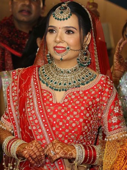A beautiful smiling portrait of the bride.