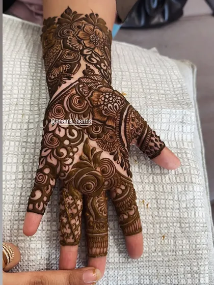An aesthetic mehndi design with a mix of Arabic and Indian elements. The bold outlines and intricate fillers create a stunning contrast.