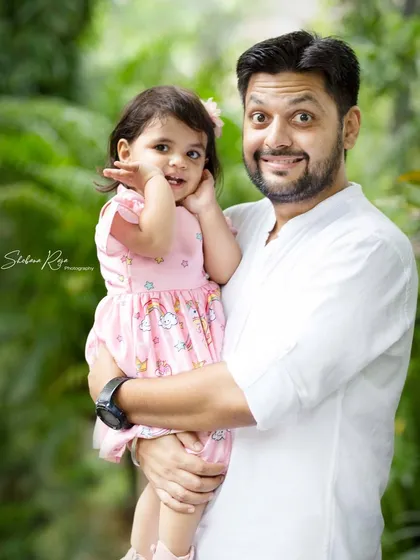 The playful expressions are what make family photos so memorable. This dad and daughter duo were having so much fun making silly faces for the camera.