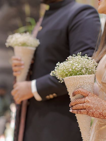 A close-up of the beautiful floral cones held by the couple, a small but elegant detail from their engagement ceremony.