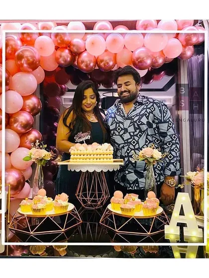 Here is another beautiful moment from the anniversary celebration, showing the couple ready to cut their custom cake. We coordinate every element, from the balloon colors to the dessert stands, to create a harmonious and elegant look.