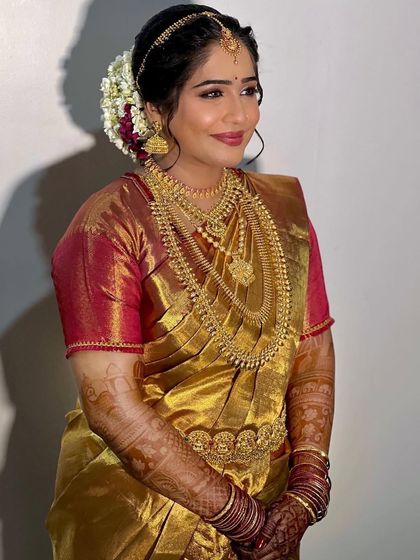 Our doctor bride Priya looks absolutely stunning in a golden silk saree for her wedding in Ulhasnagar. The rich fabric and intricate jewellery are a perfect match.