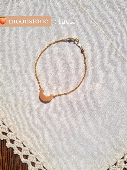 My 'kháray' Peach Moonstone Luna bracelet is a delicate piece for attracting luck and abundance.