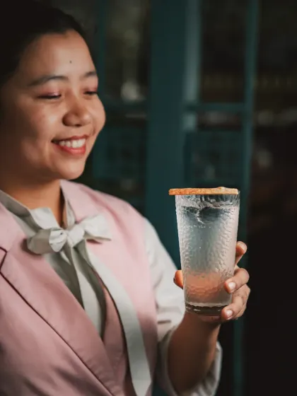 A hot afternoon, the tang of raw mango, the snap of kaffir leaves. That memory gave me Bella Pop, a clarified burst from my Sober Curious 2.0 collection. It’s a little zen, a little zing, served with a smile.