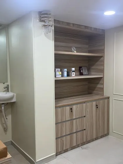 My treatment rooms are organized with all necessary equipment and products readily accessible to ensure efficient and safe procedures, from simple consultations to minor surgeries.