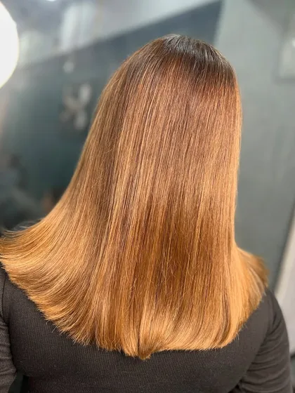 The shine on this straight, golden-copper hair is incredible. This colour looks particularly radiant under direct light.