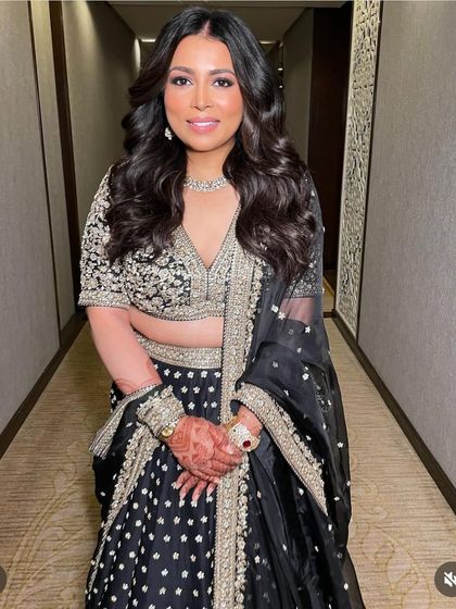 For this Mehendi look, I created soft, open waves that look effortlessly glamorous. This style works beautifully with both modern and traditional outfits.